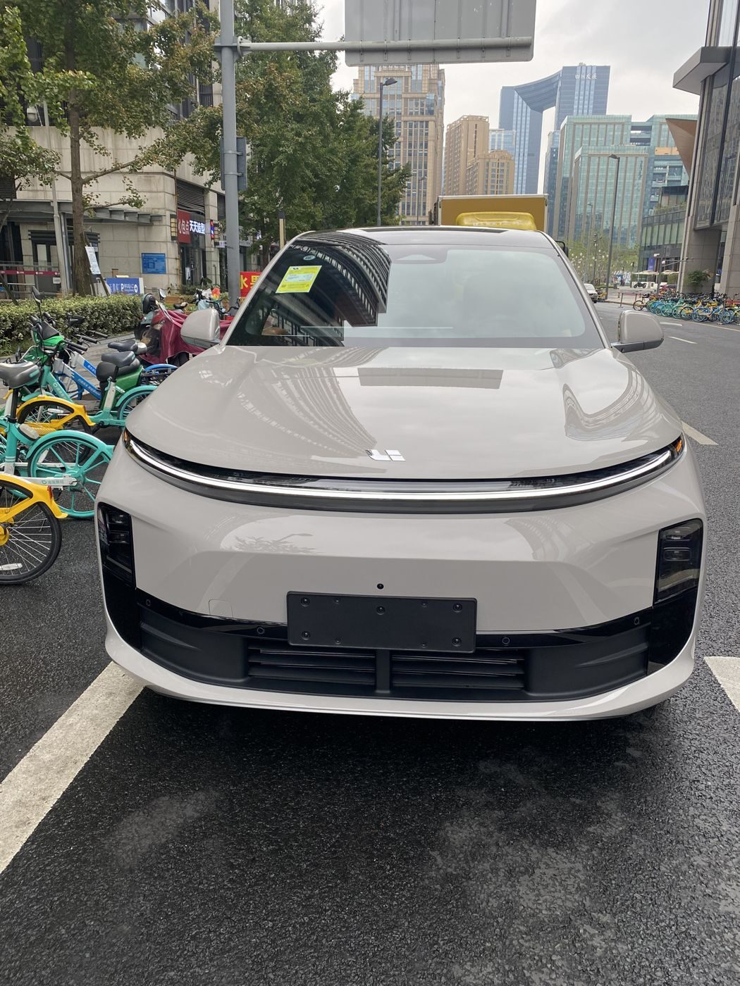 和记 MEGA 高压纯电 MPV